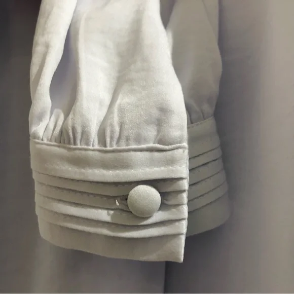 ❌SOLD Banana Republic V-Neck Button Up Blouse - Picture 6 of 8